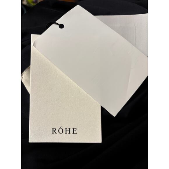 Rohe ASYMMETRICAL OFF SHOULDER
TOP I NOIR
$250.00
NWT - Picture 9 of 10